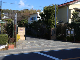 道路挟んだ左手に看板が見えてきます。