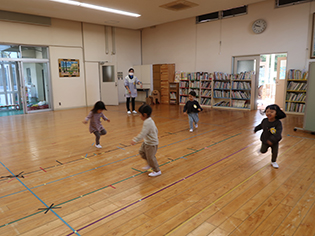 室内または外あそび